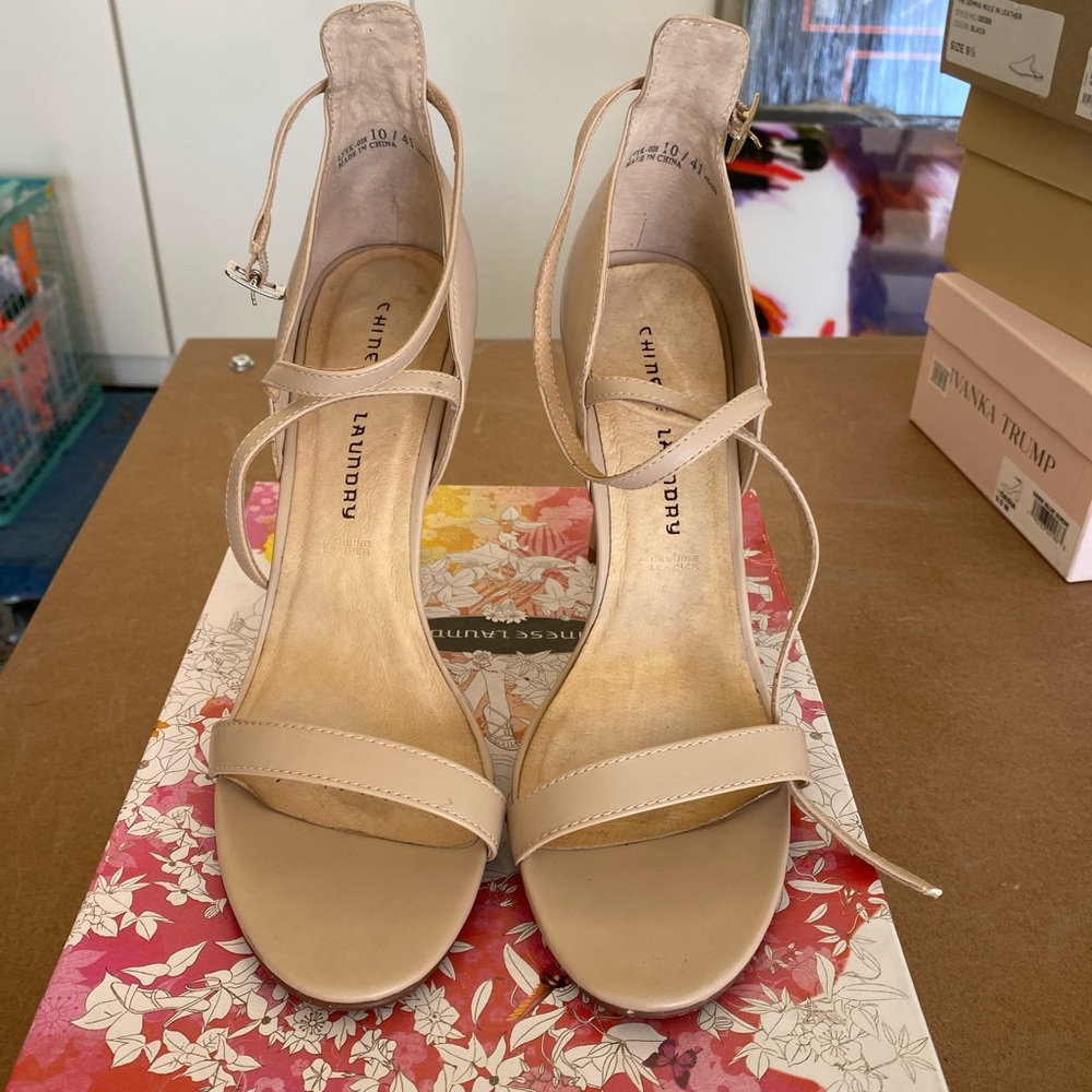 Beautiful and sexy Chinese Laundry 👠